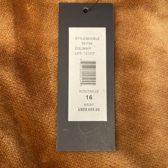 New evening gown with the sequins on the front, made by David Meister. Size 16. - Picture 11 of 11